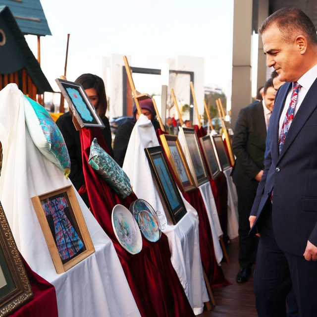 'Sanatın diliyle değerlerimiz, hat, tezhip, ebru' sergisi açıldı