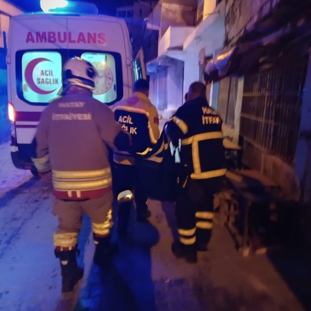 Ev yangınında dumandan etkilenen 2 kişi hastanelik oldu