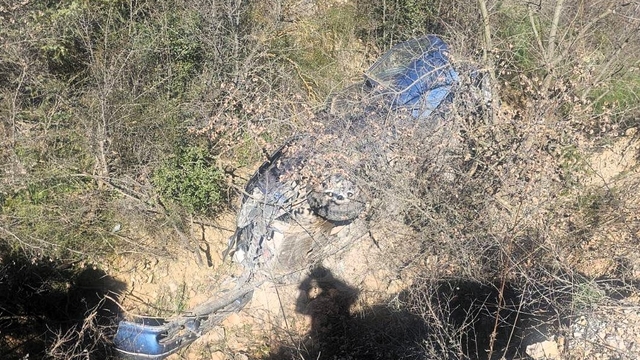 Bilecik'te dereye devrilen otomobil sürücüsü yaralandı