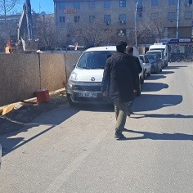 Erzincan'da inşaat çalışmaları yayaları tehlikeye atıyor