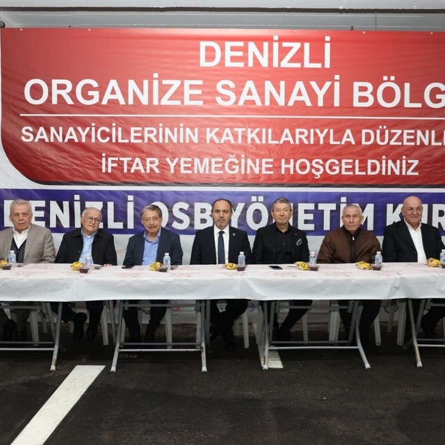 Denizli OSB Yönetim Kurulu Başkanı Baltalı ve iş insanları iftarda öğrencil...