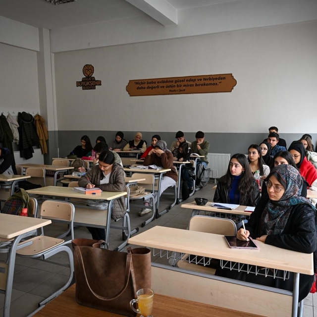 Malatya Büyükşehir Belediyesi'nden gençlerin üniversite hedefine destek