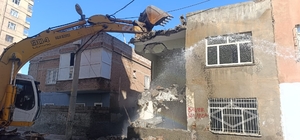 Diyarbakır'da tehlike saçan metruk yapılar yıkılıyor