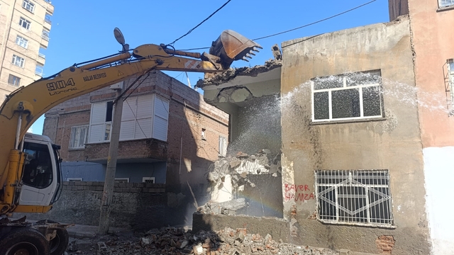 Diyarbakır'da tehlike saçan metruk yapılar yıkılıyor