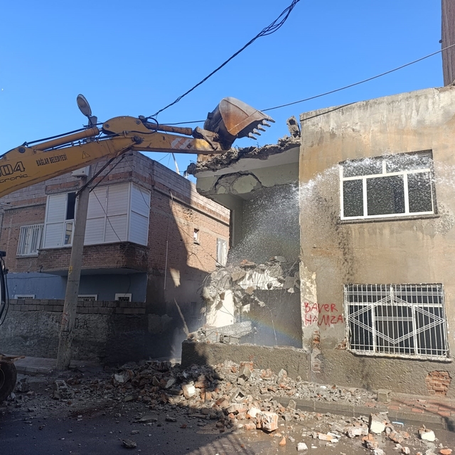 Diyarbakır'da tehlike saçan metruk yapılar yıkılıyor