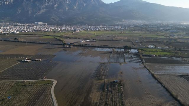 Manisa'da taşkın sonrası su içinde kalan Gediz Ovası normale döndü