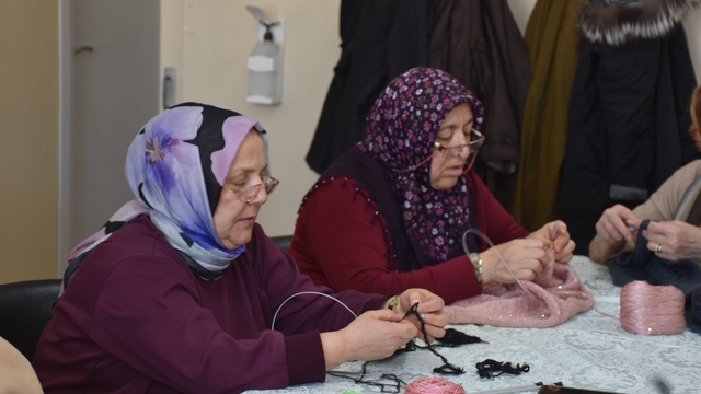 Evden çıkıp üretime katılıyorlar
Televizyon izlemek yerine üretimi seçip aile bütçesine katkı sağlıyorlar