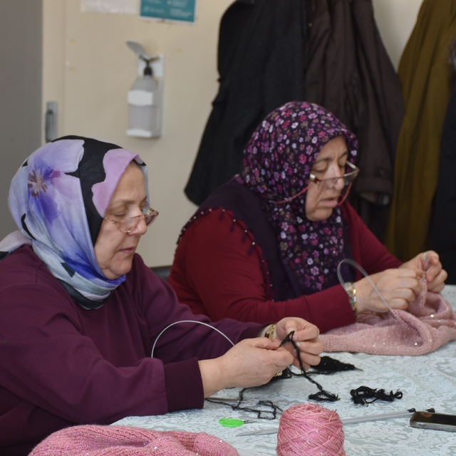 Evden çıkıp üretime katılıyorlar
Televizyon izlemek yerine üretimi seçip ai...