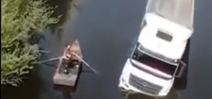 Taşkın sularında yan mahsur kalan tır sürücüsünü itfaiye ekipleri kurtardı