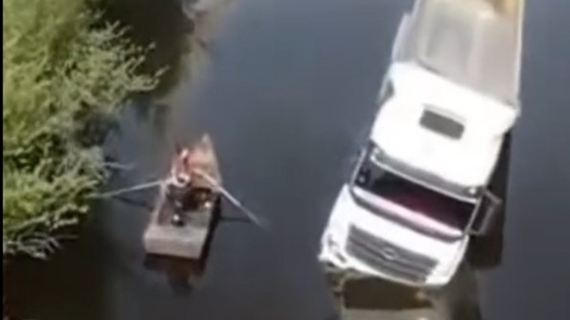 Taşkın sularında yan mahsur kalan tır sürücüsünü itfaiye ekipleri kurtardı