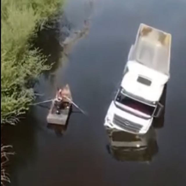 Taşkın sularında yan mahsur kalan tır sürücüsünü itfaiye ekipleri kurtardı