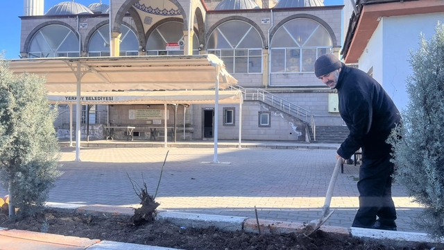 Gönüllü olarak cami önündeki çiçeklerin bakımını yapıyor