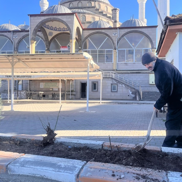 Gönüllü olarak cami önündeki çiçeklerin bakımını yapıyor