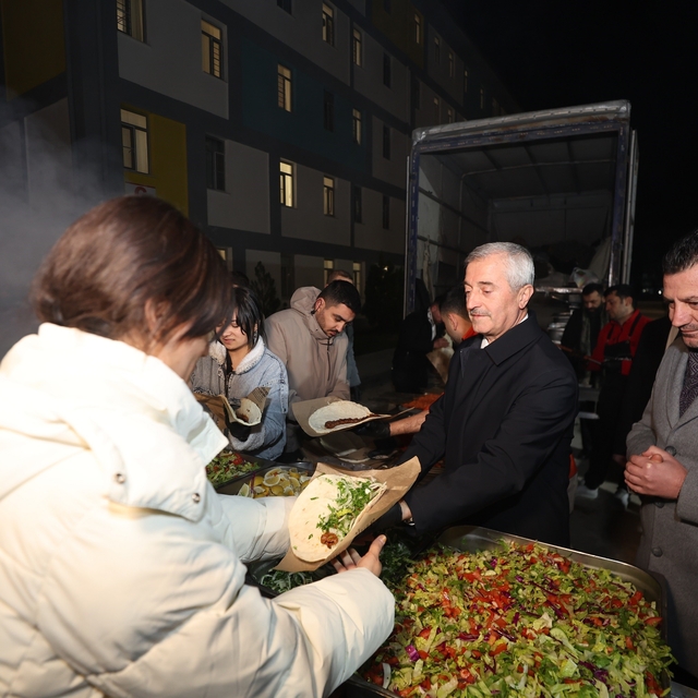 Tahmazoğlu öğrencilerle sahurda buluştu
