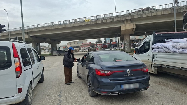 Zabıta operasyonuyla yakalanan dilencilerin üzerinde 4 bin TL'yi bulan para ele geçirildi