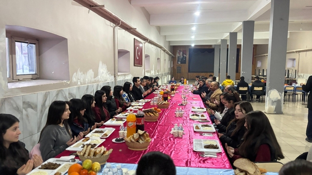 Kaymakam Tutal, öğrencilerle iftarda buluştu