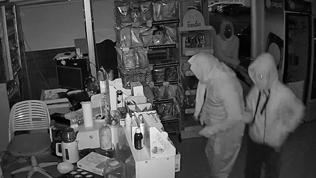 Kadın kıyafetli hırsızlar, 600 saatlik kamera kaydı incelenerek yakalandı