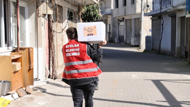 Efeler'in 'Kardeş Eli' Ramazan'ın bereketini hanelere taşıyor