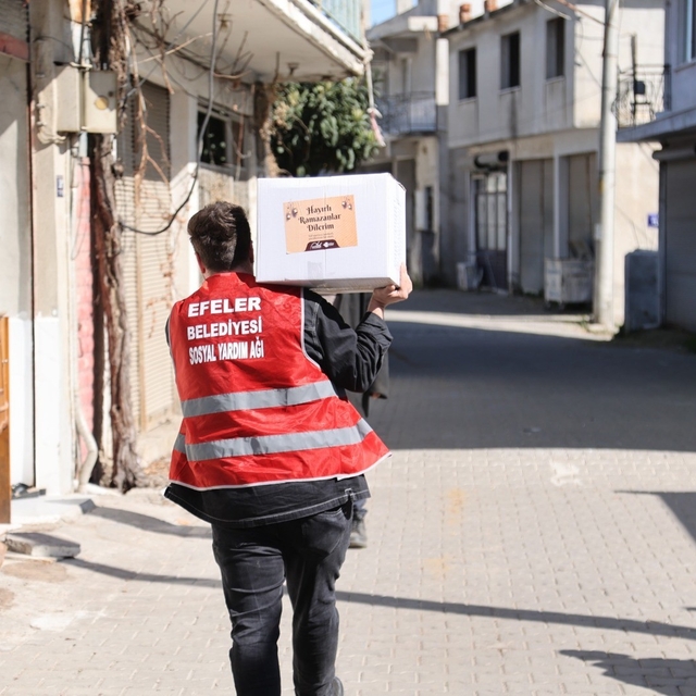 Efeler'in 'Kardeş Eli' Ramazan'ın bereketini hanelere taşıyor