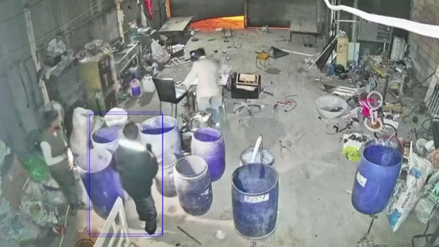 Hırsızların hedefi olan hurdacı defalarca soyuldu
Yaşanan hırsızlık olayı kameralara saniye saniye yansıdı