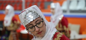 En güzel halk oyununu oynamak için ter döktüler