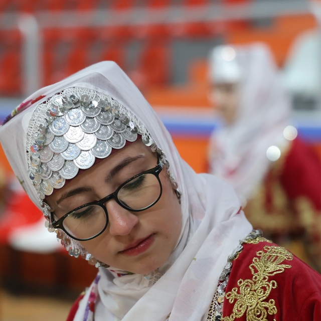 En güzel halk oyununu oynamak için ter döktüler