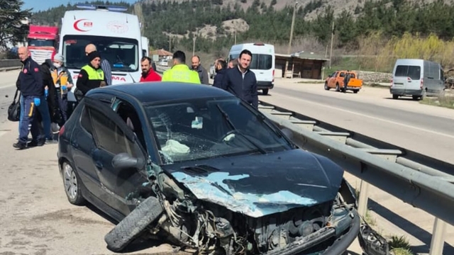 Otomobille kamyonet çarpıştı; 3 yaralı