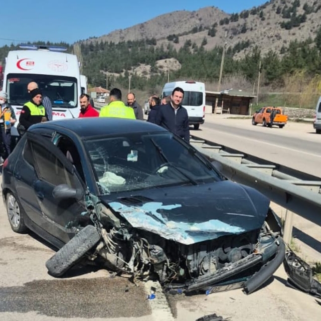 Otomobille kamyonet çarpıştı; 3 yaralı