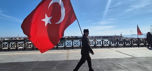 Askeri kıyafeti ve elinde Türk bayrağıyla İstanbul'dan Çanakkale'ye yürüyor...