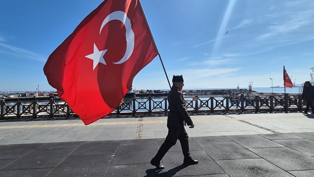 Askeri kıyafeti ve elinde Türk bayrağıyla İstanbul'dan Çanakkale'ye yürüyor
Çanakkale şehitlerine vefa yürüyüşü için İstanbul'dan yayan olarak yola çıkan Saffet Gümüş 4'üncü günde Tekirdağ'a ulaştı