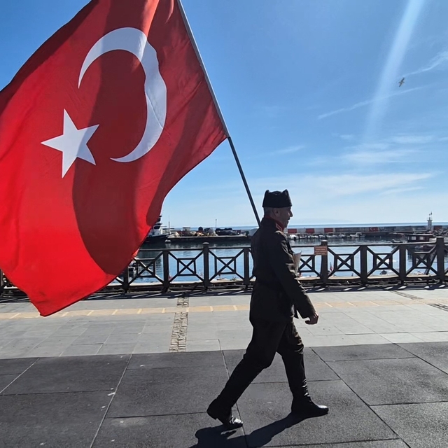 Askeri kıyafeti ve elinde Türk bayrağıyla İstanbul'dan Çanakkale'ye yürüyor...
