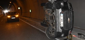 Hafif ticari araç ile otomobil tünelde çarpıştı: 2 yaralı