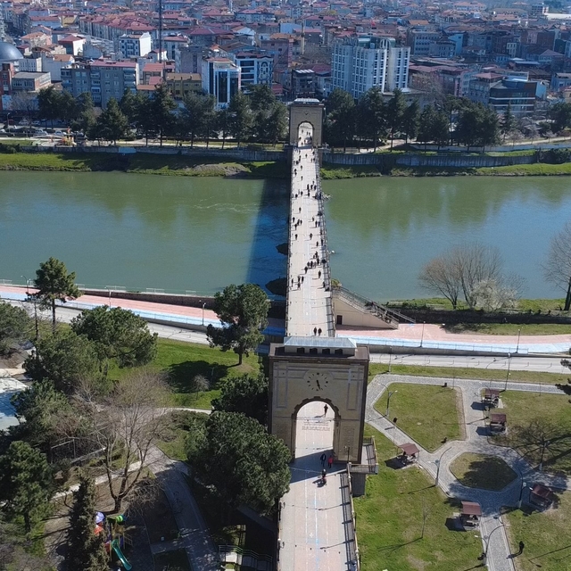 Çarşamba'da bahar: Vatandaşlar sokağa akın etti