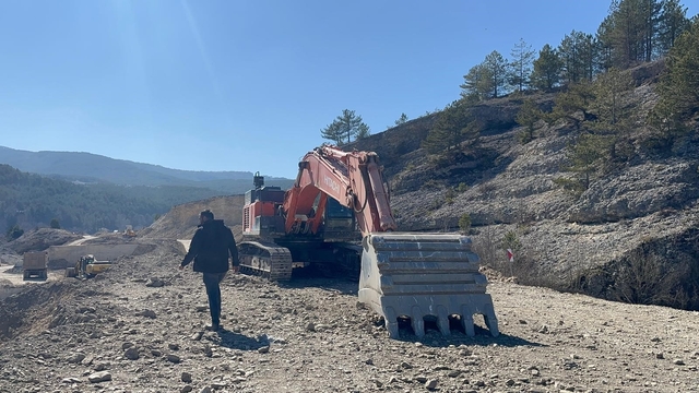 Kastamonu'da iş makinesinin 700 litre yakıtı ve elektronik parçalarını çaldılar