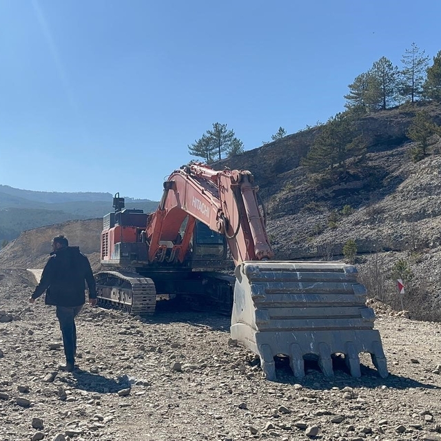 Kastamonu'da iş makinesinin 700 litre yakıtı ve elektronik parçalarını çald...