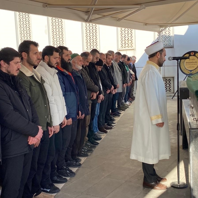 Futbolcu Mesut Özdemir'in babası Kocaeli'de son yolculuğuna uğurlandı