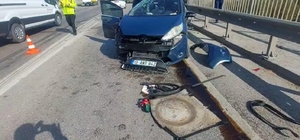 Refüje ve su tankerine çarpan otomobilin sürücüsü ağır yaralandı