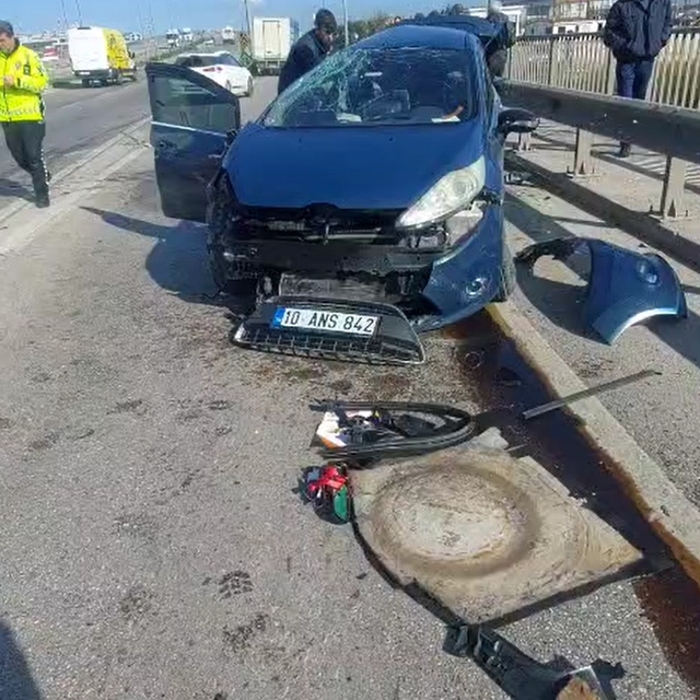 Refüje ve su tankerine çarpan otomobilin sürücüsü ağır yaralandı