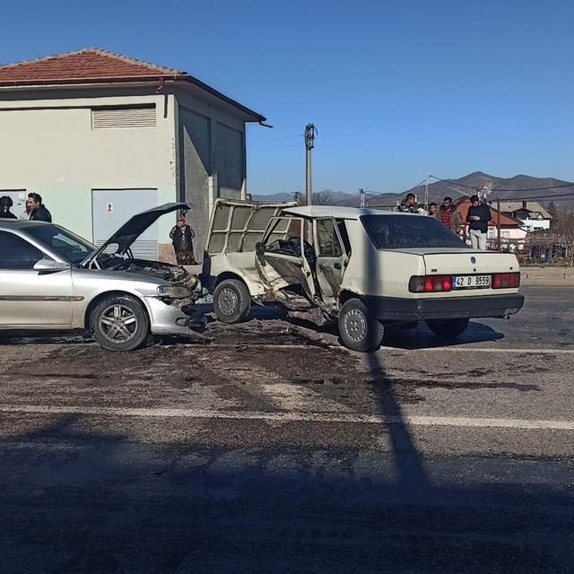 Seydişehir'de otomobiller çarpıştı: 2 yaralı
