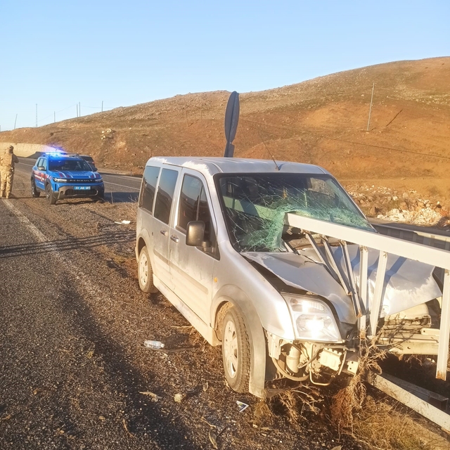 Elazığ araç bariyerlere ok gibi saplandı: 2 yaralı