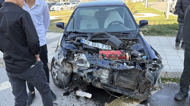 Aksaray'da iki otomobil çarpıştı: 2 yaralı