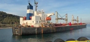 Çanakkale Boğazı'nda makina arızası yapan gemi karaya oturdu