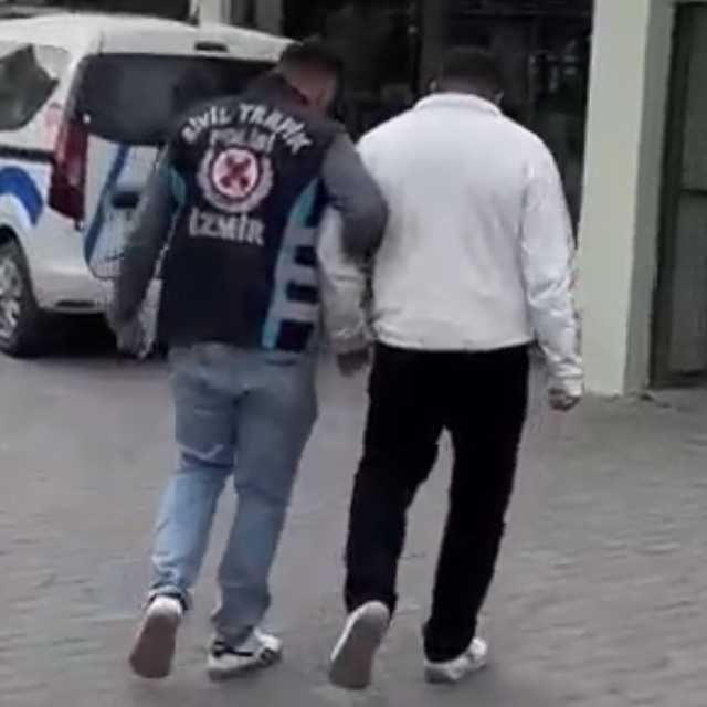 İzmir'de trafikte aracın önünü kesen sürücüye ağır ceza