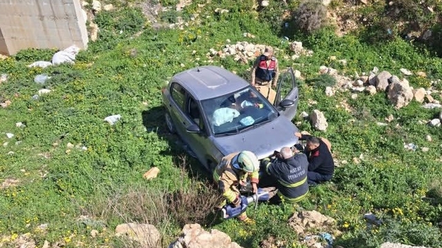 Defne'de uçurumdan yuvarlanan otomobil sürücüsü yaralandı