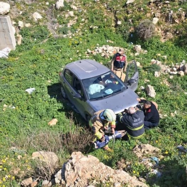 Defne'de uçurumdan yuvarlanan otomobil sürücüsü yaralandı