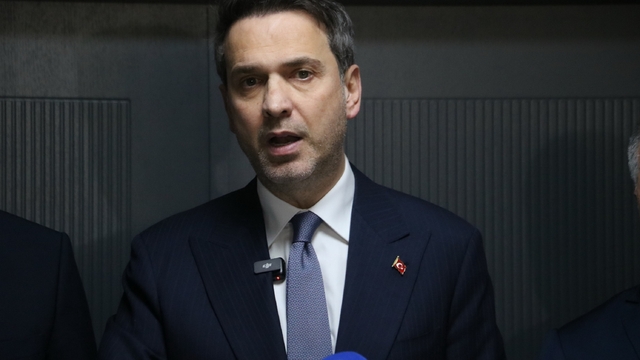 Bakan Bayraktar: "Doğalgaz üretimi 2028'de 4 katına çıkacak ve 17 milyon hanenin ihtiyacını kendi gazımız ile karşılamış olacağız"
Enerji ve Tabii Kaynaklar Bakanı Alparslan Bayraktar:
"Yerli kaynaklarını önceliklendiren ana politikamızın doğruluğunu bir kez daha görüyoruz. Bunu hızlı bir şekilde artırmaya gayret ediyoruz"
"Şu anda ülkemiz için herhangi bir arz kesintisi ön görmüyoruz. Bu konudaki gerekli tedbirlerimizi almış durumdayız"
