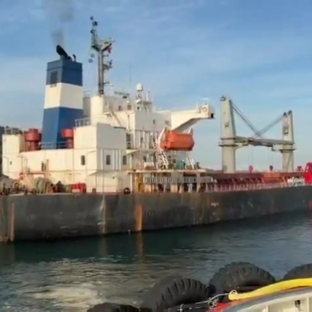 Çanakkale Boğazı'nda makina arızası yapan gemi karaya oturdu