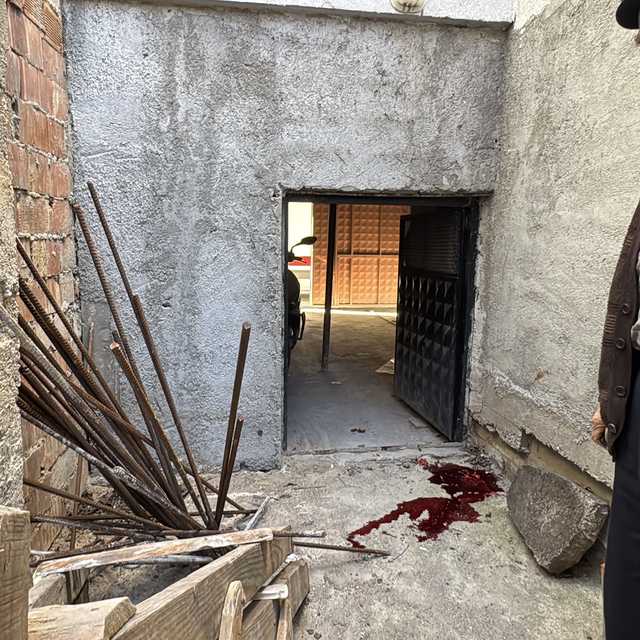 Babasının çatıdan attığı inşaat demiri başına isabet etti