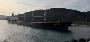 Çanakkale Boğazı’nda makine arızası yapan dökme yük gemisi karaya oturdu