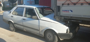 Otomobil park halindeki TIR'a çarptı: 1 yaralı